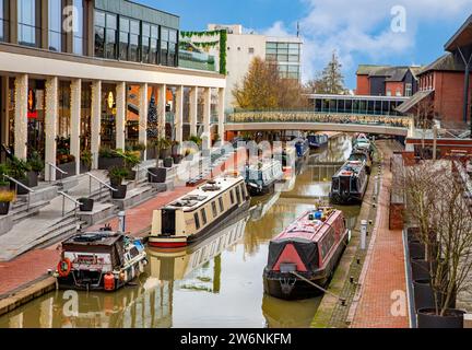 Canal Narrowboat auf dem Oxford Canal, der durch Banbury Oxfordshire führt, entlang des Light Freizeitkomplexes und des Castle Quay Shopping Center Stockfoto