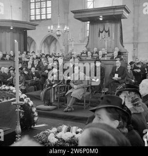 Gedenktagung in der St. Bavo-Kirche in Haarlem für die 422 in den Dünen bei Overveen in Anwesenheit von Königin Wilhelmina und Prinz Bernhard Ca hingerichtete Kirche. November 1945 Stockfoto