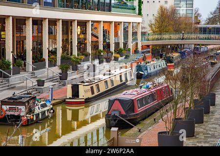 Canal Narrowboat auf dem Oxford Canal, der durch Banbury Oxfordshire führt, entlang des Light Freizeitkomplexes und des Castle Quay Shopping Center Stockfoto