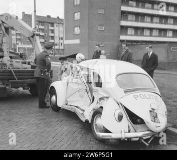 Kettenkollision Ecke Burgemeester de Vlughtlaan, Haarlemmerweg, der beschädigte Polizeiwagen CA. April 1964 Stockfoto