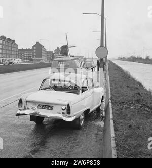 Kettenkollision Ecke Burgemeester de Vlughtlaan, Haarlemmerweg, der beschädigte Polizeiwagen CA. April 1964 Stockfoto