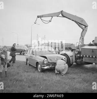 Kettenkollision Ecke Burgemeester de Vlughtlaan, Haarlemmerweg, der beschädigte Polizeiwagen CA. April 1964 Stockfoto