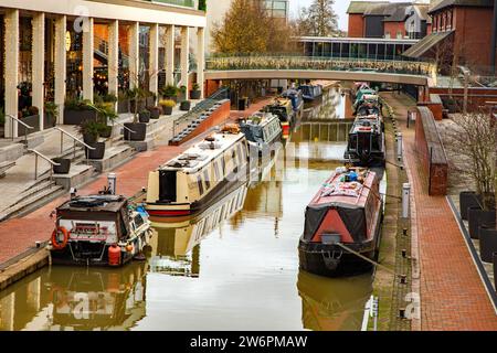 Canal Narrowboat auf dem Oxford Canal, der durch Banbury Oxfordshire führt, entlang des Light Freizeitkomplexes und des Castle Quay Shopping Center Stockfoto