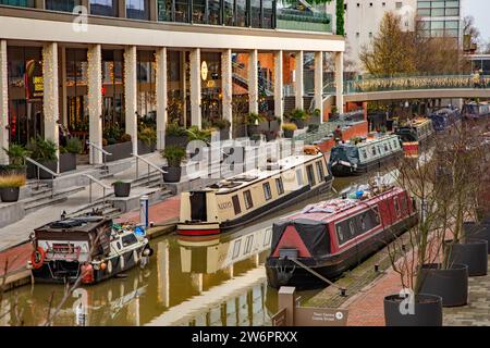 Canal Narrowboat auf dem Oxford Canal, der durch Banbury Oxfordshire führt, entlang des Light Freizeitkomplexes und des Castle Quay Shopping Center Stockfoto