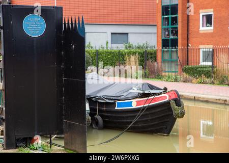 Blaue Plakette an der Wand von Tooley's Werft in der Stadt Banbury in Oxfordshire, die an die Binnenwasserstraßen und den Kanalmeister L T C Rolt erinnert Stockfoto