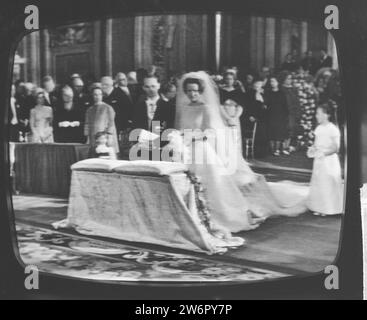 Heirat Prinzessin Irene und Prinz Hugo Charles aus dem Fernsehen in Rom, Brautpaar am Altar ca. April 1964 Stockfoto