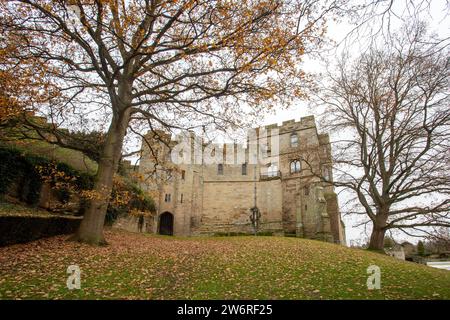 Warwick Castle im Herbst eine mittelalterliche Burg, die ursprünglich von Wilhelm dem Eroberer 1068 erbaut wurde. In Warwick Warwickshire England Stockfoto