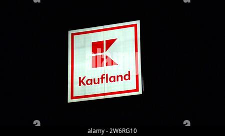 Kaufland-Logo auf dem Hypermarkt der deutschen Kette, Teil der Schwartz Gruppe, der auch Lidl gehört. Sie betreibt über 1.500 Filialen in Deutschland, Kroatien und der Stockfoto
