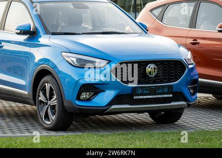 OSTRAVA, TSCHECHISCHE REPUBLIK - 23. AUGUST 2023: Frontteil und Kühlergrill des chinesischen MG ZS-Crossover-Fahrzeugs im Händlerbetrieb vorgestellt Stockfoto