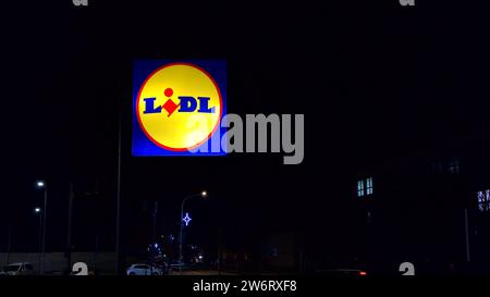 LIDL-Logo auf dem Hypermarkt der deutschen Kette, Teil der Schwartz Gruppe, die auch Kaufland gehört. Lidl ist eine deutsche internationale Discount-Einzelhandelskette Stockfoto