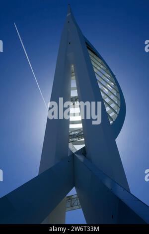 Der Spinnaker Tower und die Fluggesellschaft Stockfoto