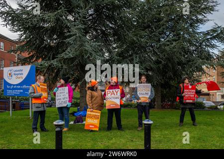 Leicester, Leicestershire, Großbritannien. Dezember 2023. Juniorärzte in Leicester gingen heute Morgen in einem Streit um die Lohnwiederherstellung an die Streitlinie im Leicester Royal Infirmary Hospital. Die Ärzte befinden sich mitten in drei Tagen Streiks, und für Januar sind weitere Arbeitskampfmaßnahmen geplant. Die Ärzte sagen, sie brauchen eine Erhöhung um 35 %, um das Niveau von 2008 zu erreichen, während die Regierung 3 % angeboten hat, um die bereits vereinbarten 8 % zu übersteigen. Quelle: AG News/Alamy Live News Stockfoto