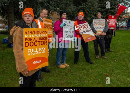 Leicester, Leicestershire, Großbritannien. Dezember 2023. Juniorärzte in Leicester gingen heute Morgen in einem Streit um die Lohnwiederherstellung an die Streitlinie im Leicester Royal Infirmary Hospital. Die Ärzte befinden sich mitten in drei Tagen Streiks, und für Januar sind weitere Arbeitskampfmaßnahmen geplant. Die Ärzte sagen, sie brauchen eine Erhöhung um 35 %, um das Niveau von 2008 zu erreichen, während die Regierung 3 % angeboten hat, um die bereits vereinbarten 8 % zu übersteigen. Quelle: AG News/Alamy Live News Stockfoto