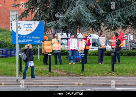 Leicester, Leicestershire, Großbritannien. Dezember 2023. Juniorärzte in Leicester gingen heute Morgen in einem Streit um die Lohnwiederherstellung an die Streitlinie im Leicester Royal Infirmary Hospital. Die Ärzte befinden sich mitten in drei Tagen Streiks, und für Januar sind weitere Arbeitskampfmaßnahmen geplant. Die Ärzte sagen, sie brauchen eine Erhöhung um 35 %, um das Niveau von 2008 zu erreichen, während die Regierung 3 % angeboten hat, um die bereits vereinbarten 8 % zu übersteigen. Quelle: AG News/Alamy Live News Stockfoto