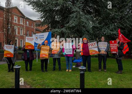 Leicester, Leicestershire, Großbritannien. Dezember 2023. Juniorärzte in Leicester nahmen heute Morgen an die Streiklinie im Leicester Royal Krankenstation in einem Streit über die Lohnwiederherstellung. Die Ärzte befinden sich mitten in drei Tagen Streiks, und für Januar sind weitere Arbeitskampfmaßnahmen geplant. Die Ärzte sagen, sie brauchen eine Erhöhung um 35 %, um das Niveau von 2008 zu erreichen, während die Regierung 3 % angeboten hat, um die bereits vereinbarten 8 % zu übersteigen. Quelle: AG News/Alamy Live News. Stockfoto