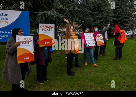 Leicester, Leicestershire, Großbritannien. Dezember 2023. Juniorärzte in Leicester nahmen heute Morgen an die Streiklinie im Leicester Royal Krankenstation in einem Streit über die Lohnwiederherstellung. Die Ärzte befinden sich mitten in drei Tagen Streiks, und für Januar sind weitere Arbeitskampfmaßnahmen geplant. Die Ärzte sagen, sie brauchen eine Erhöhung um 35 %, um das Niveau von 2008 zu erreichen, während die Regierung 3 % angeboten hat, um die bereits vereinbarten 8 % zu übersteigen. Quelle: AG News/Alamy Live News. Stockfoto