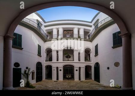 Innenhof des Palazzo Ravenna di Gallipoli, der als Hotel an der Isola di Gallipoli dient. Stockfoto