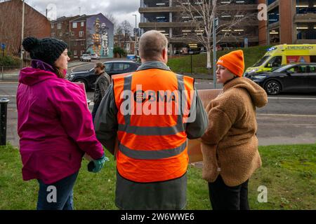 Leicester, Leicestershire, Großbritannien. Dezember 2023. Juniorärzte in Leicester nahmen heute Morgen an die Streiklinie im Leicester Royal Krankenstation in einem Streit über die Lohnwiederherstellung. Die Ärzte befinden sich mitten in drei Tagen Streiks, und für Januar sind weitere Arbeitskampfmaßnahmen geplant. Die Ärzte sagen, sie brauchen eine Erhöhung um 35 %, um das Niveau von 2008 zu erreichen, während die Regierung 3 % angeboten hat, um die bereits vereinbarten 8 % zu übersteigen. Quelle: AG News/Alamy Live News. Stockfoto