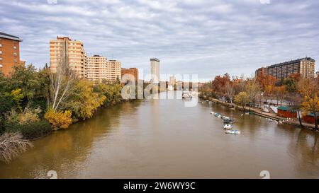 Pisuerga River, der durch die Stadt Valladolid in der Gemeinde Castilla Leon fließt Stockfoto