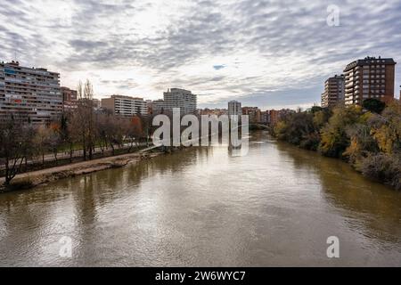 Pisuerga River, der durch die Stadt Valladolid in der Gemeinde Castilla Leon fließt Stockfoto