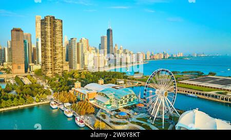 Aerial Centennial Wheel am Navy Pier bei Sonnenaufgang mit den Wolkenkratzern in Chicago, IL im Sommer Stockfoto