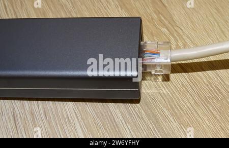 Internetkabel, verbunden mit einer multifunktionalen USB-C-Hub-Station, Ethernet Stockfoto