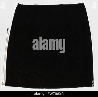 Vorhang mit dem Muster 'Zeenymphen', dunkelblau auf Gold, Carel Adolph Lion Cachet, um 1920 Vorhang mit dem Muster 'Zeenymphen' in Dunkelblau auf Gold. Dieses Design wird auch als „Meerjungfrau“ bezeichnet. Das Muster besteht aus horizontalen Reihen von Meerjungfrauen, die in Profil dargestellt und zueinander gerichtet sind. Abstrakte Wellen sind zwischen den Reihen von Meerjungfrauen oder Seaimben zu sehen. Der Vorhang ist entlang der Kanten mit einer Schnur verziert, in die Metalldraht eingearbeitet ist. Fed. Entsprechende zwei Zugmorde mit Bürste und einer Tüte lose Vorhanghaken. Niederländer: Eindhoven Pool laye Stockfoto