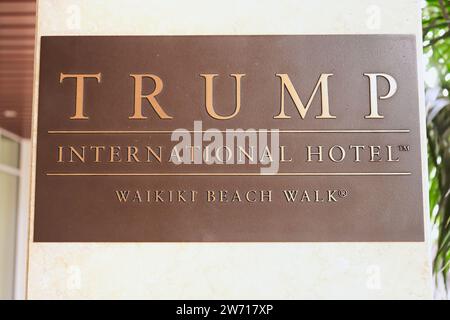 Honolulu, HI - 16. Dezember 2023: Trumps Internationales Hotel Waikiki Beach Walk Eingangsschild. Das Luxushotel wird in LXR Wakea Beach Resort umbenannt Stockfoto