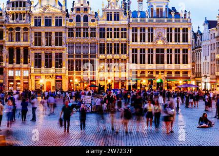 Gildenhallen in der Abenddämmerung. Der Grand-Place oder Grote Markt ist der zentrale Platz von Brüssel, Brüssel-Hauptstadt, Belgien, Europa Stockfoto