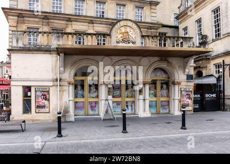 Das 1805 erbaute New Theatre Royal ist ein denkmalgeschütztes Gebäude in Bath, Somerset, England Stockfoto