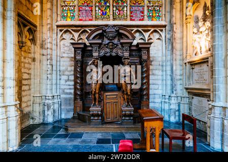 Aus dem 17. Jahrhundert stammende Eichenkonfessionen, die früher dem Bildhauer Jan van Delen zugeschrieben wurden. Die Kathedrale von St. Michael und St. Gudula verkürzte sich normalerweise auf die Stockfoto