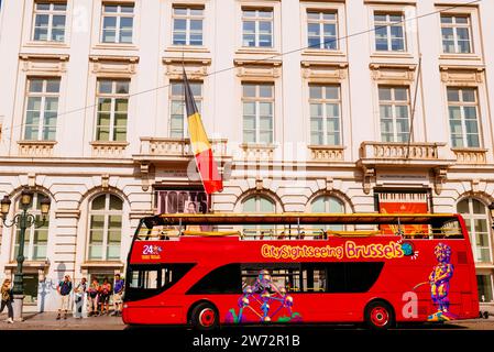 Doppeldeckerbus am Magritte Museum. Hotel du Lotto, Heimat des Magritte-Museums. Das Magritte Museum ist ein Kunstmuseum, das dem Werk von t gewidmet ist Stockfoto