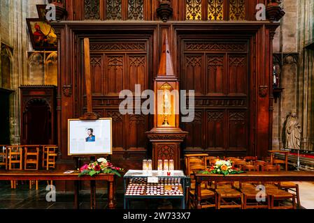 Kapelle im Kirchenschiff mit dem Bild von Karl I. von Österreich, seligen Karl von Österreich. Die Kirche unserer Seligen Frau vom Sablon ist ein römisch-katholischer Churc Stockfoto