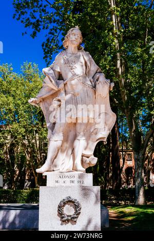 könig Alfonso III. Statue. Alfonso III., genannt der große, war der König von León, Galicien und Asturien. Gruppe von Statuen aus einer Serie, die allen gewidmet ist Stockfoto