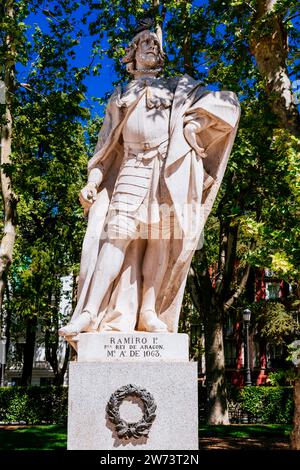 könig Ramiro I. Statue. Ramiro I, bef. 1007–8. Mai 1063 war der erste König von Aragón. Gruppe von Statuen aus einer Serie, die allen Monarchen von gewidmet ist Stockfoto