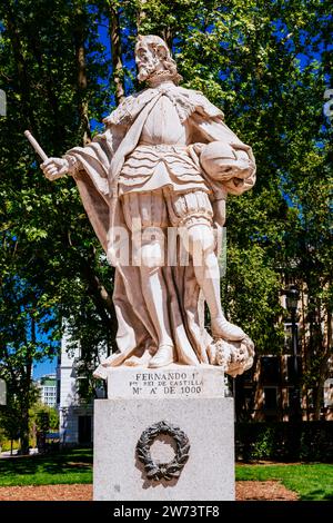 könig Fernando I. Statue. Ferdinand I., ca. 1015 – 24. Dezember 1065, genannt der große, el Magno, war der Graf von Kastilien seit dem Tod seines Onkels im Jahre 1029 a Stockfoto