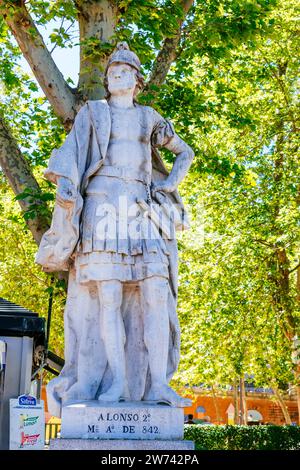 könig Alfonso II. Statue. Alfonso II. Von Asturien, auch bekannt als der Chaste, war der König von Asturien. Gruppe von Statuen aus einer Serie, die allen Mo gewidmet ist Stockfoto