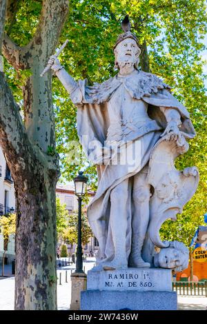 könig Ramiro I. Statue. Ramiro I. war König von Asturien von 842 bis zu seinem Tod 850. Gruppe von Statuen aus einer Serie, die allen Monarchen von S gewidmet ist Stockfoto