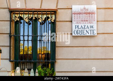 Traditionelles gekacheltes Straßenschild, Plaza de Oriente. Madrid, Comunidad de Madrid, Spanien, Europa Stockfoto