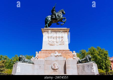 Reiterstatue von Philip IV Das Denkmal für Philip IV. Oder der Brunnen von Philip IV. Ist eine Gedenkstätte für Philip IV. Von Spanien im Zentrum der Plaza de Orien Stockfoto