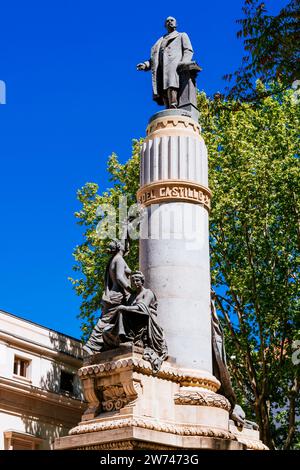 Denkmal für Cánovas del Castillo - Monumento a Cánovas del Castillo. Das Hotel befindet sich an der Plaza de la Marina Española, neben dem Senatspalast. Verrückt Stockfoto