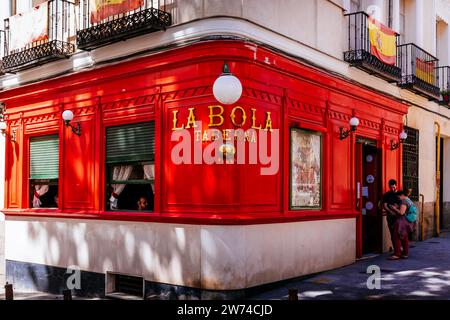 Traditionelle Taverne. Wunderschöne rote Fassade. Taberna La Bola. Calle de La Bola. Madrid, Comunidad de Madrid, Spanien, Europa. Stockfoto