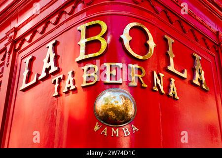 Traditionelle Taverne. Wunderschöne rote Fassade. Taberna La Bola. Calle de La Bola. Madrid, Comunidad de Madrid, Spanien, Europa. Stockfoto