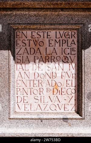 Ramales Square - Plaza de Ramales. Kleiner Monolith mit Inschriften, die an die Existenz der Kirche San Juan erinnern, wo der berühmte Ort war Stockfoto