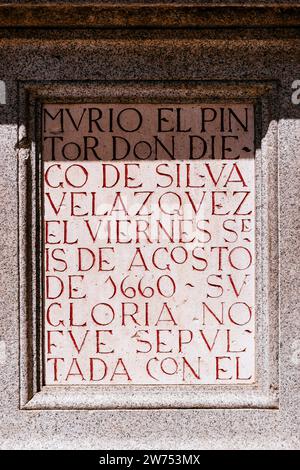 Ramales Square - Plaza de Ramales. Kleiner Monolith mit Inschriften, die an die Existenz der Kirche San Juan erinnern, wo der berühmte Ort war Stockfoto