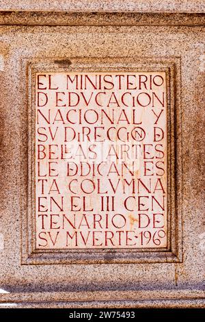 Ramales Square - Plaza de Ramales. Kleiner Monolith mit Inschriften, die an die Existenz der Kirche San Juan erinnern, wo der berühmte Ort war Stockfoto