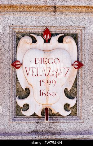 Ramales Square - Plaza de Ramales. Kleiner Monolith mit Inschriften, die an die Existenz der Kirche San Juan erinnern, wo der berühmte Ort war Stockfoto