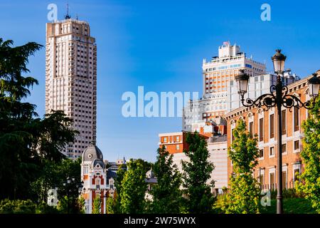 Plaza de España bei Sonnenuntergang von der Bailen Street aus gesehen. Madrid, Comunidad de Madrid, Spanien, Europa Stockfoto