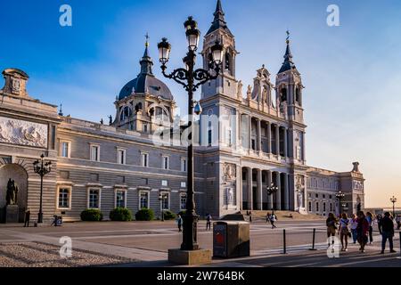 Kathedrale Von Almudena. Fassade der Plaza de la Armeria. Santa María la Real de La Almudena ist eine katholische Kirche in Madrid. Es ist der Sitz der Römer Stockfoto