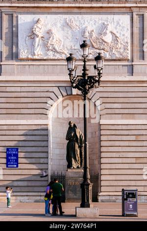 Kathedrale Von Almudena. Statue des Apostels St. Peter in einer Nische der Hauptfassade. Madrid, Comunidad de Madrid, Spanien, Europa Stockfoto